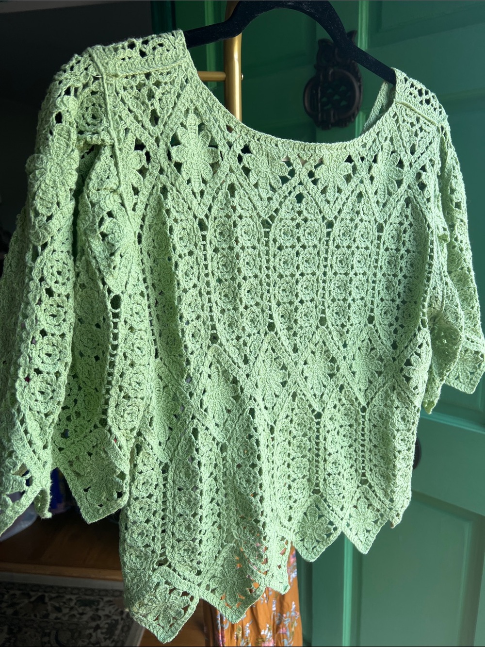 Solitaire Light Green Crochet V-Neck Top- size Small
